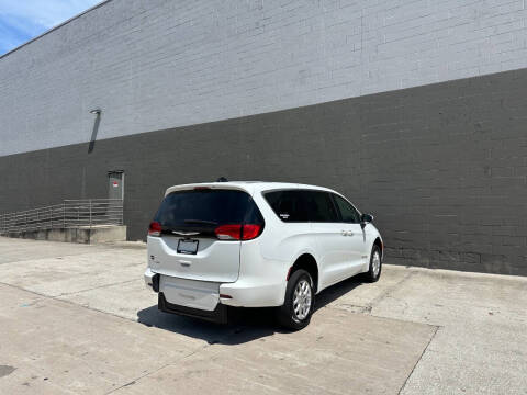 2022 Chrysler Voyager LX