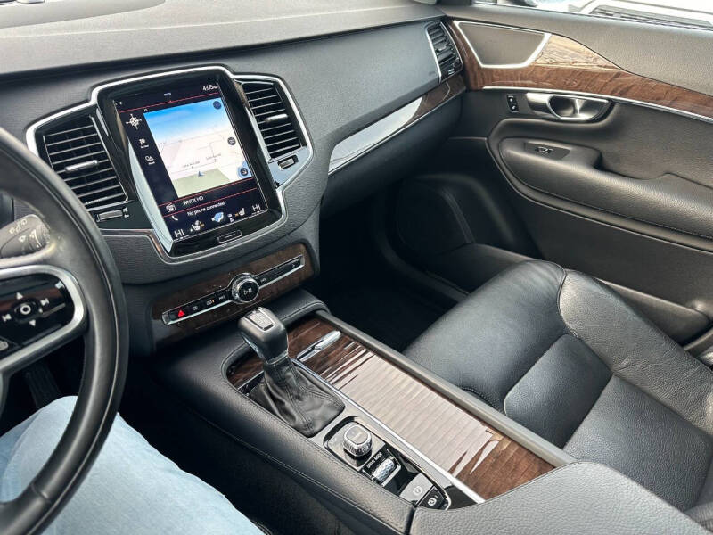 2016 Volvo XC90 T6 Momentum