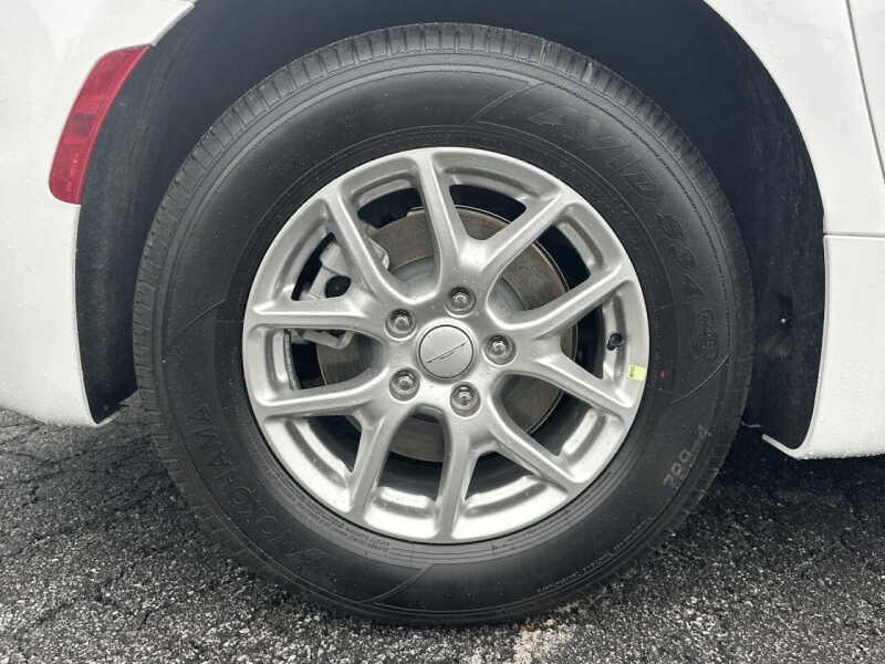 2027 Chrysler Pacifica Select