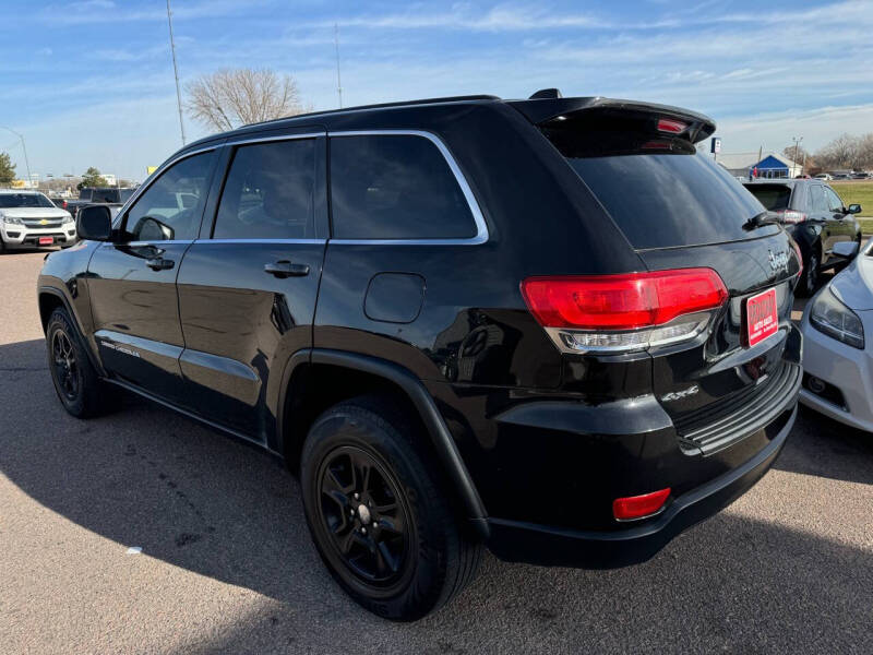 2014 Jeep Grand Cherokee Laredo photo 3