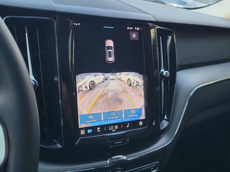 2024 Volvo XC60 B5 Core Dark Theme