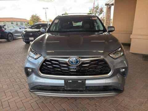 2023 Toyota Highlander Hybrid Platinum