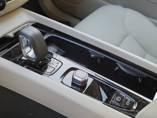 2024 Volvo XC60 B5 Core Dark Theme