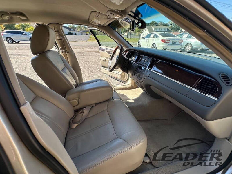 2011 Lincoln Town Car Signature Limited