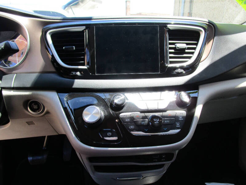 2017 Chrysler Pacifica Touring-L