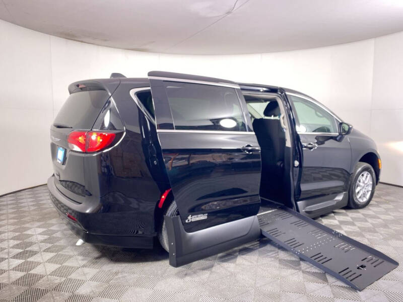 2024 Chrysler Voyager LX