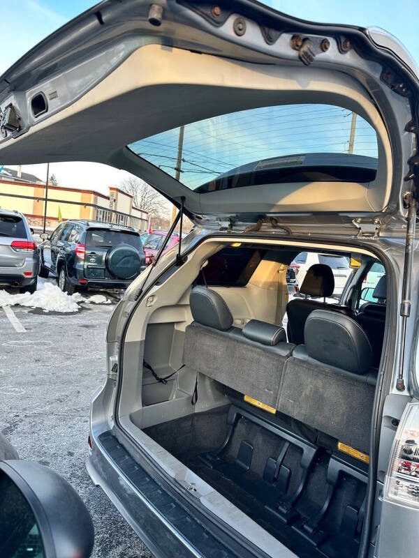 2012 Toyota Sienna SE 8-Passenger