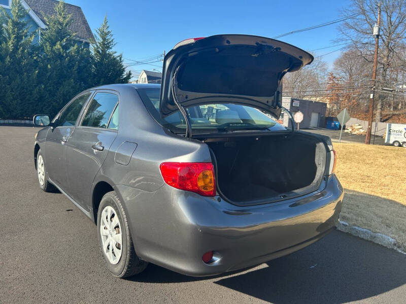 2010 Toyota Corolla LE photo 22