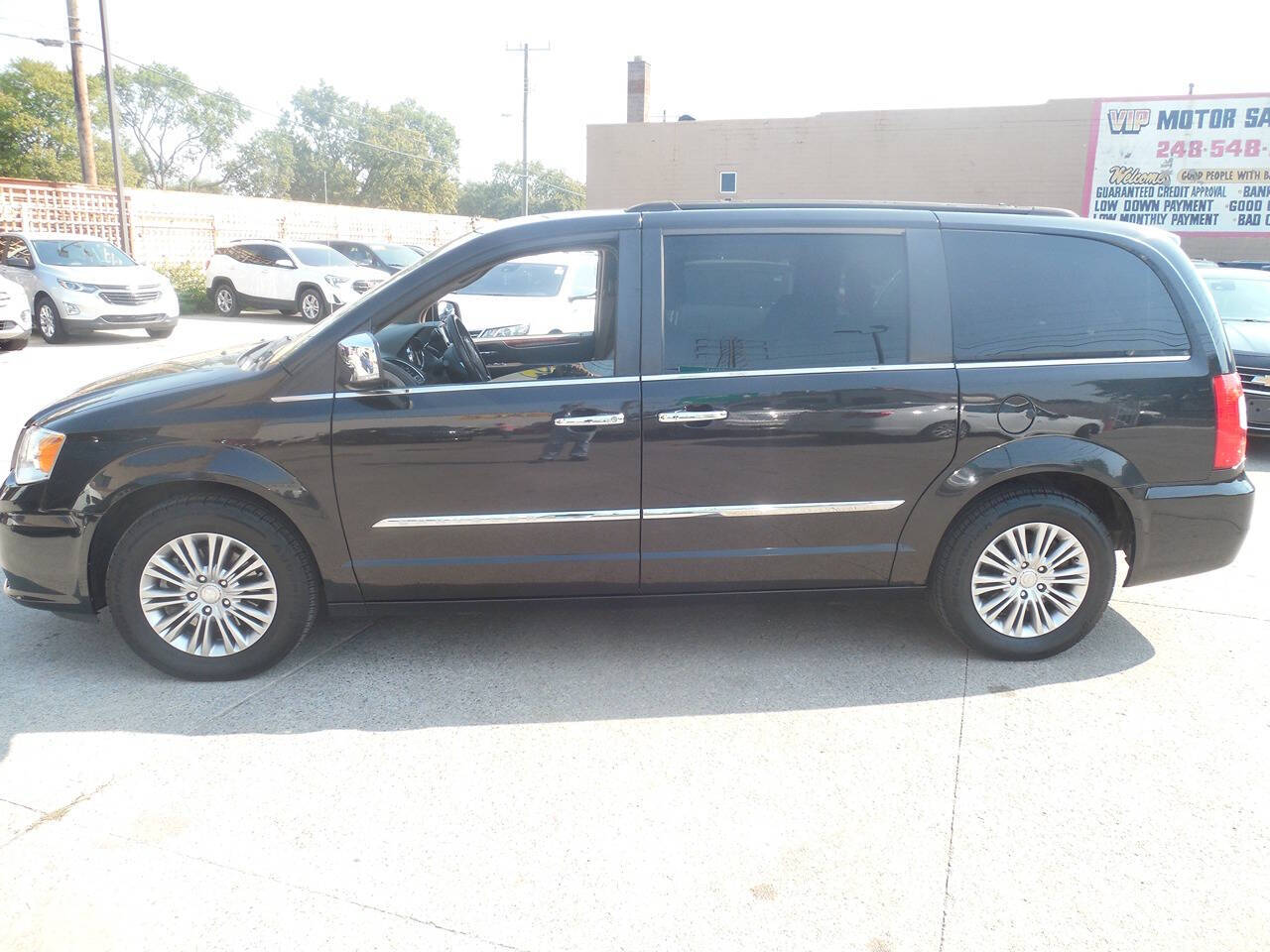 2015 Chrysler Town and Country for sale at VIP Motor Sales in Hazel Park, MI