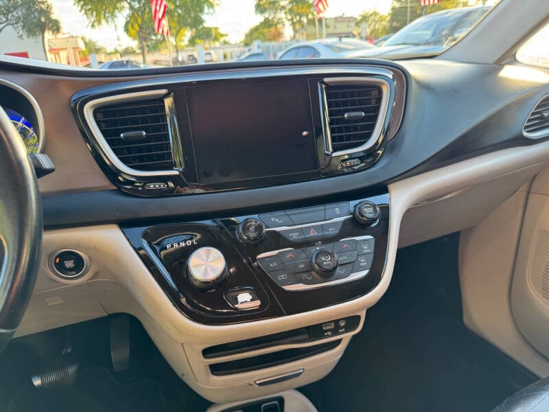 2017 Chrysler Pacifica Touring-L photo 23