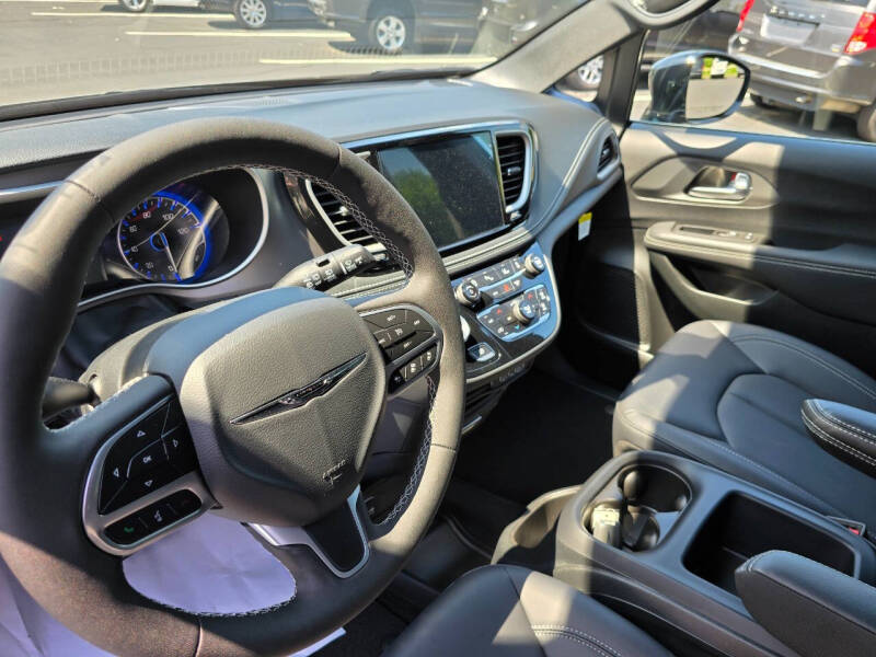 2025 Chrysler Pacifica Select