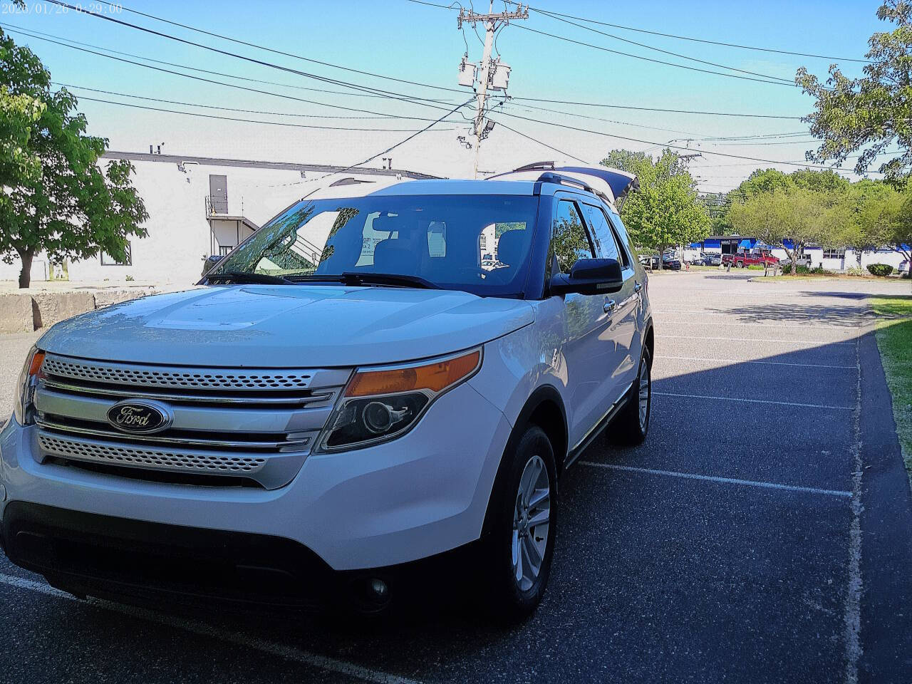 White 2014 Ford Explorer XLT AWD XLT 4dr SUV 1