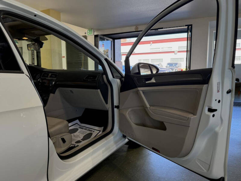 2018 Volkswagen Golf TSI SE