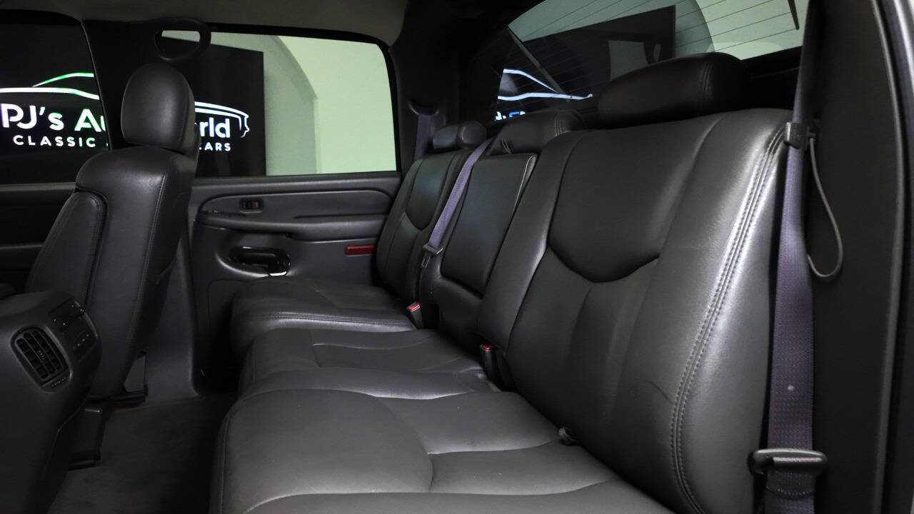 2004 Chevrolet Avalanche 37