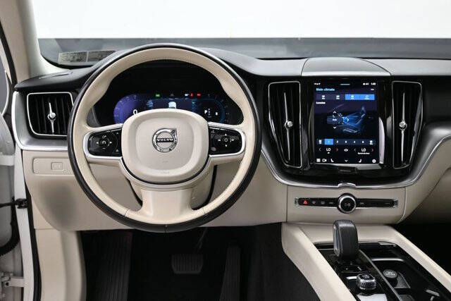 2024 Volvo XC60 B5 Core Dark Theme