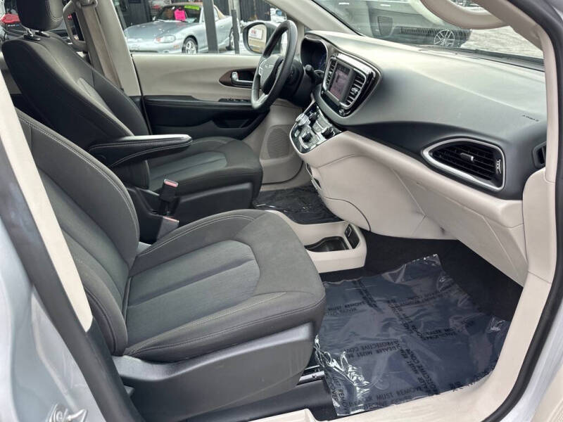 2022 Chrysler Voyager LX