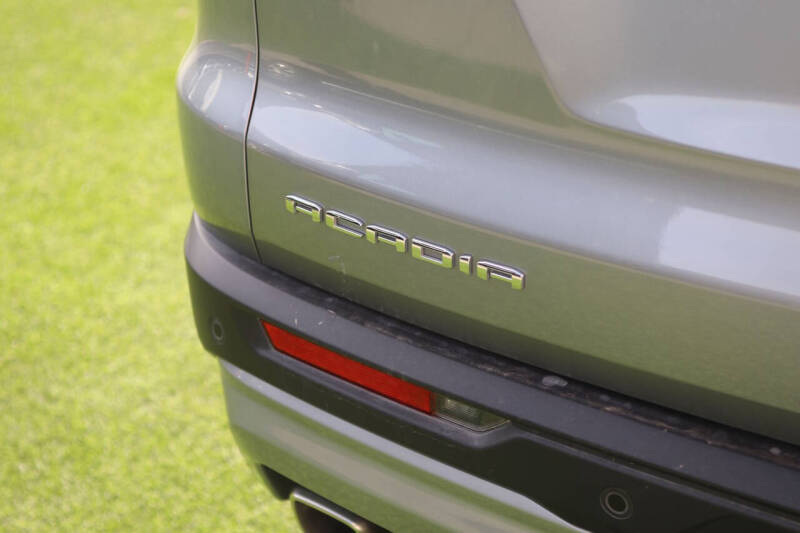 2025 GMC Acadia Elevation