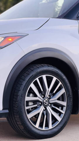 2021 Nissan Kicks SR