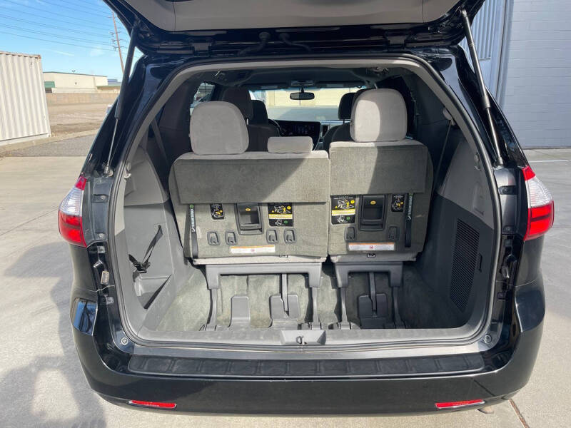 2016 Toyota Sienna LE 7-Passenger Auto Access Seat