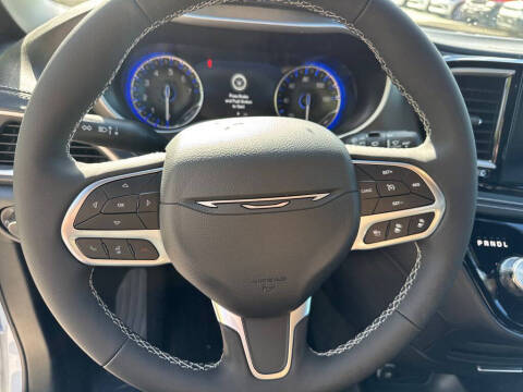 2027 Chrysler Pacifica Select