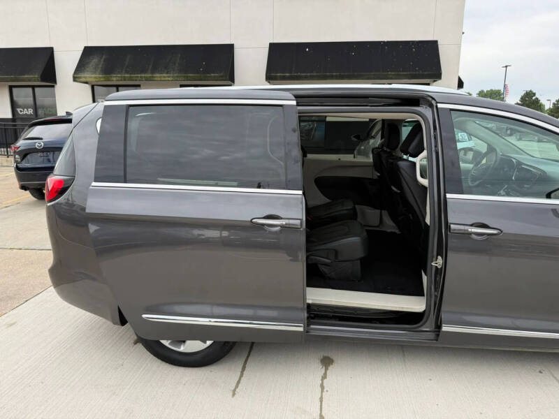 2017 Chrysler Pacifica Touring-L Plus