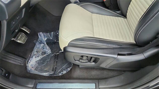 2024 Land Rover Discovery P300 Dynamic SE