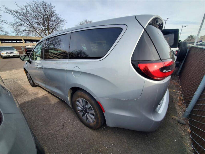 2024 Chrysler Pacifica Plug-In Hybrid S Appearance