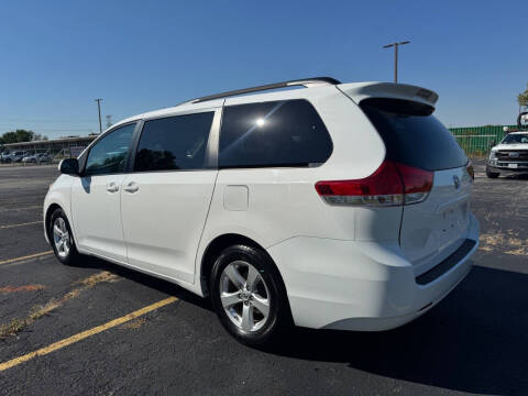 2013 Toyota Sienna LE 8-Passenger