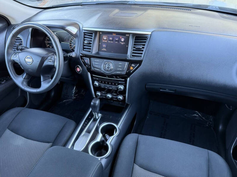 2017 Nissan Pathfinder SV