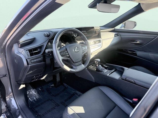 2025 Lexus ES 300h F SPORT Design