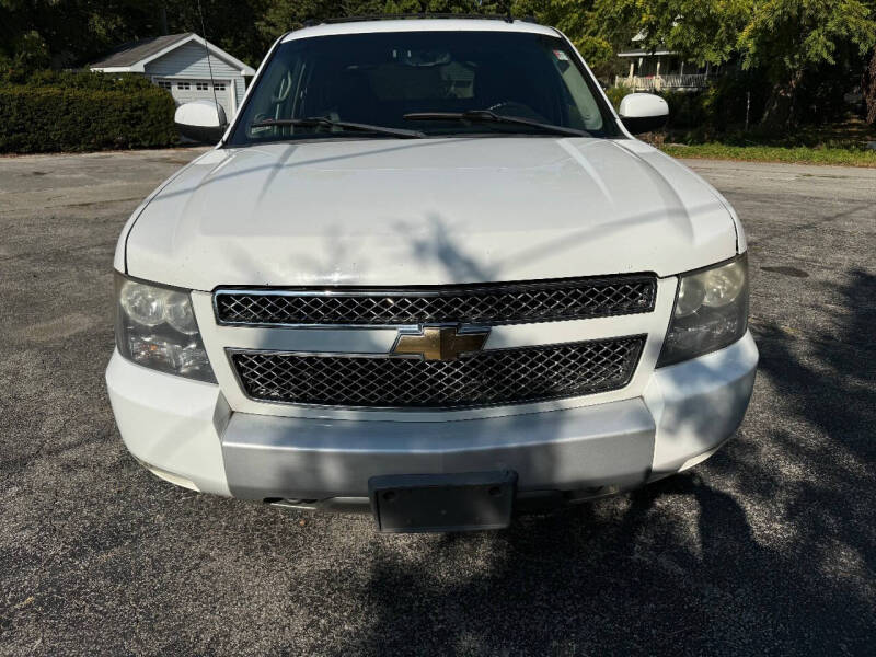 2011 Chevrolet Avalanche LT photo 3