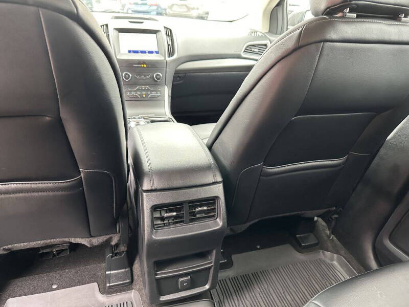 2020 Ford Edge SEL photo 17