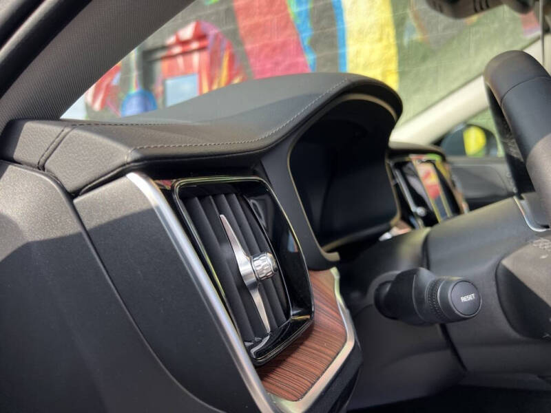 2023 Volvo S60 B5 Ultimate Bright Theme