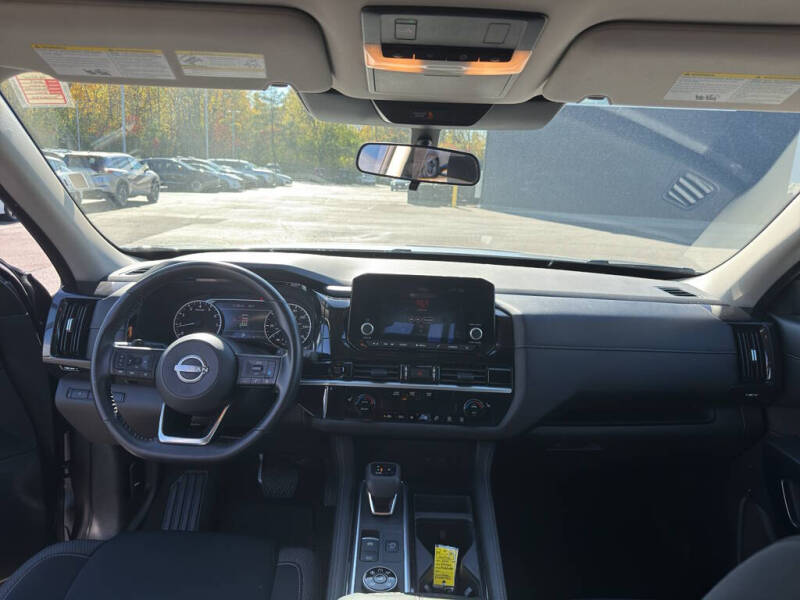 2025 Nissan Pathfinder SV