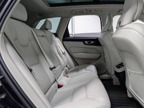 2024 Volvo XC60 B5 Ultimate Dark Theme