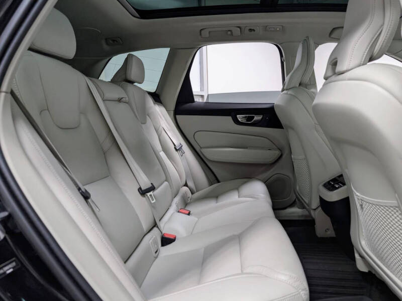 2024 Volvo XC60 B5 Ultimate Dark Theme