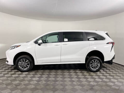 2025 Toyota Sienna LE 8-Passenger