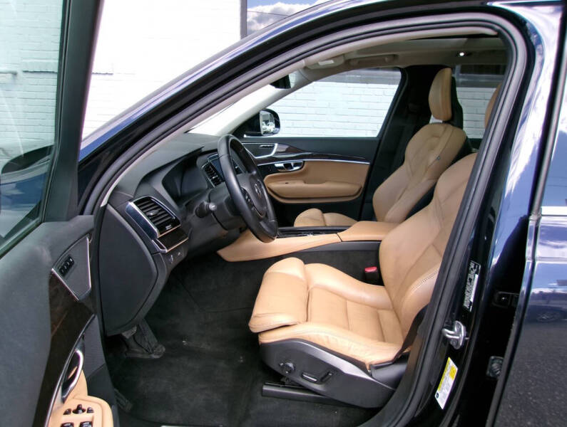 2016 Volvo XC90 T6 Momentum