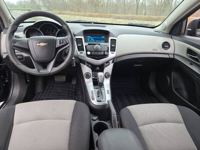 2014 Chevrolet Cruze LS photo 17