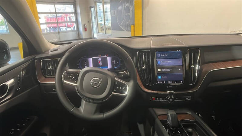 2023 Volvo XC60 B5 Plus Dark Theme