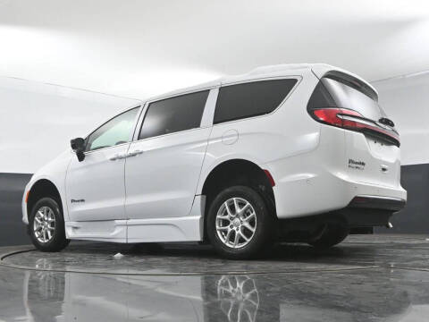 2025 Chrysler Pacifica Select