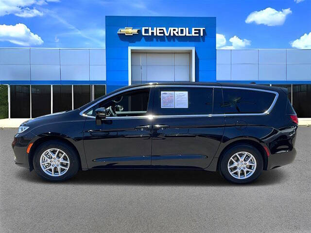 2025 Chrysler Pacifica Select