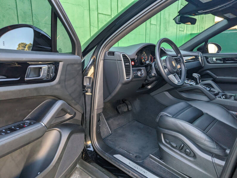 2023 Porsche Cayenne Coupe Platinum Edition