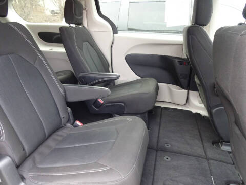 2022 Chrysler Voyager LX