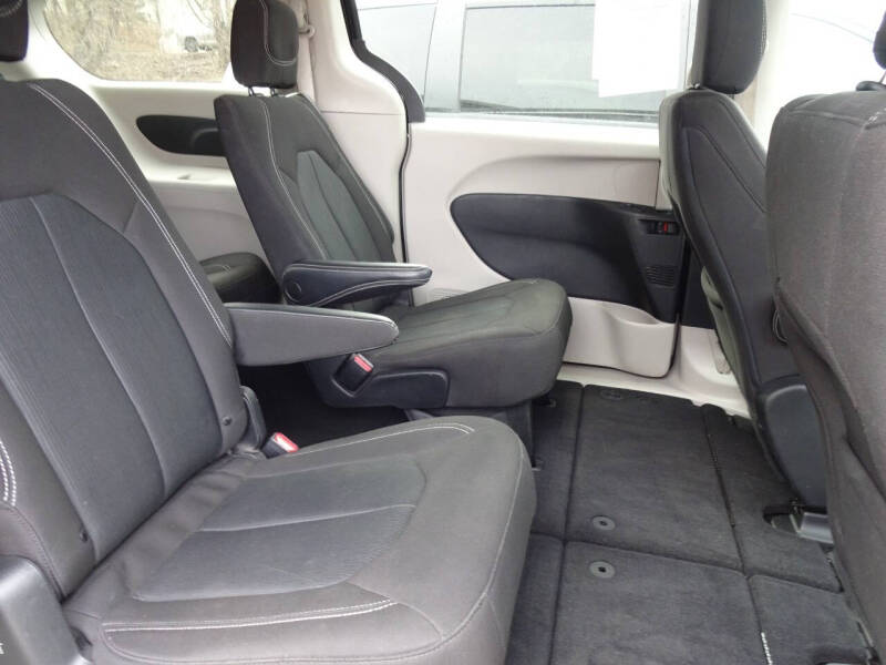 2022 Chrysler Voyager LX