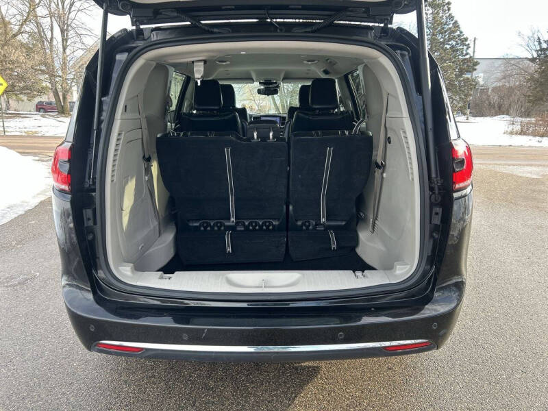 2024 Chrysler Pacifica Plug-In Hybrid Select