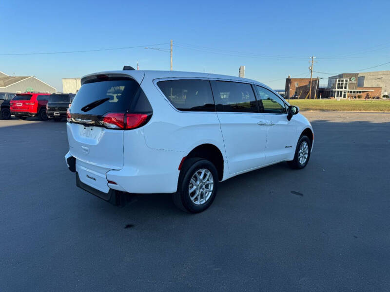 2022 Chrysler Voyager LX