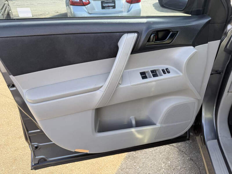 2011 Toyota Highlander SE