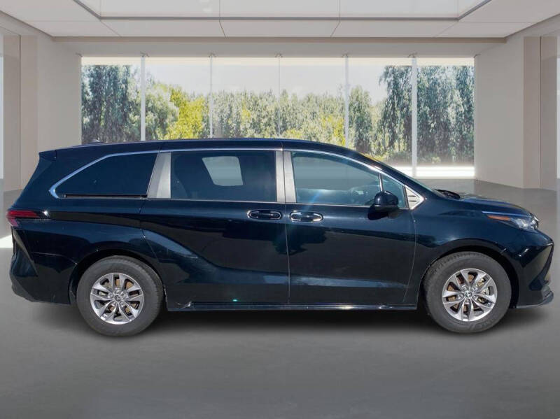 2022 Toyota Sienna LE 8-Passenger