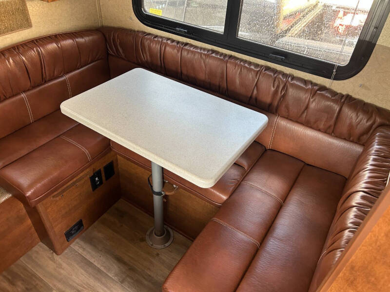 2019 Lance 825